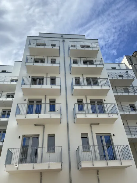 Erstbezug – Voll möblierte 1-Zimmer-Wohnung mit Balkon und Einbauküche — photo 1